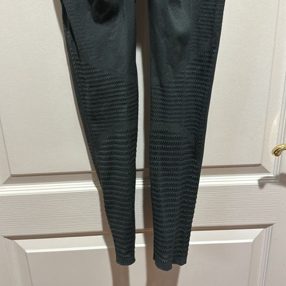 FABLETICS Everglade Pierced Laser Cut Cropped Length Leggings S Small $78 EUC - Picture 9 of 13